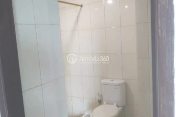 Bathroom Low Floor 2BR Apartment with City View at Callia Apartment