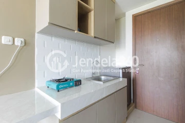 Kitchen Low Floor Studio Apartment with City View at Parkland Avenue Apartment