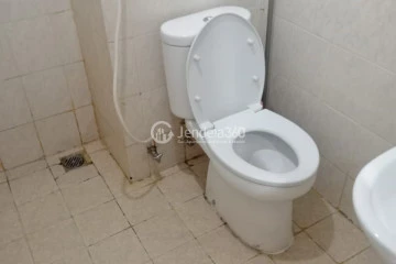 Bathroom Comfortable Studio Apartment at Park View Condominium Tower 2