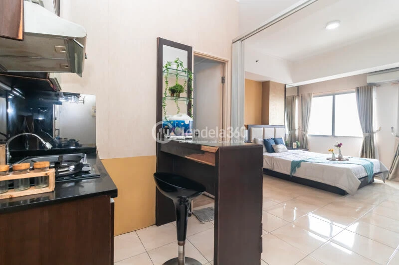 Kitchen Cozy Studio Apartment Low Floor with  View at Season City Apartment