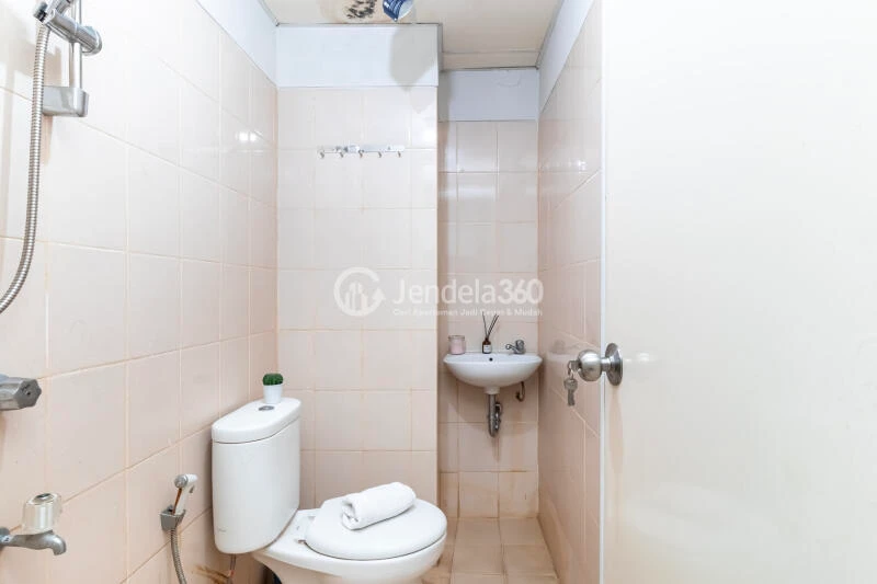 Bathroom Comfortable 2BR Apartment Low Floor with city View at Serpong Green View Apartment