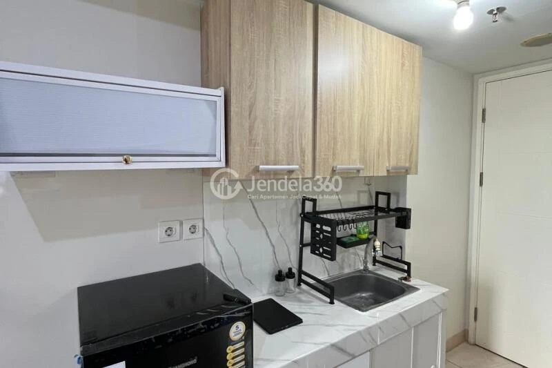 Kitchen Studio The Springlake Summarecon Apartment at High Floor