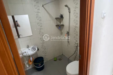 Bathroom 2 Well Located 2BR Apartment Low Floor with  View at Grand Palace Kemayoran