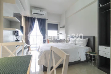 Bedroom Simply Look Studio Apartment Low Floor with Swimming Pool View at Parkland Avenue Apartment