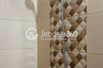 Bathroom Studio Apartment with City View at Dave Apartment