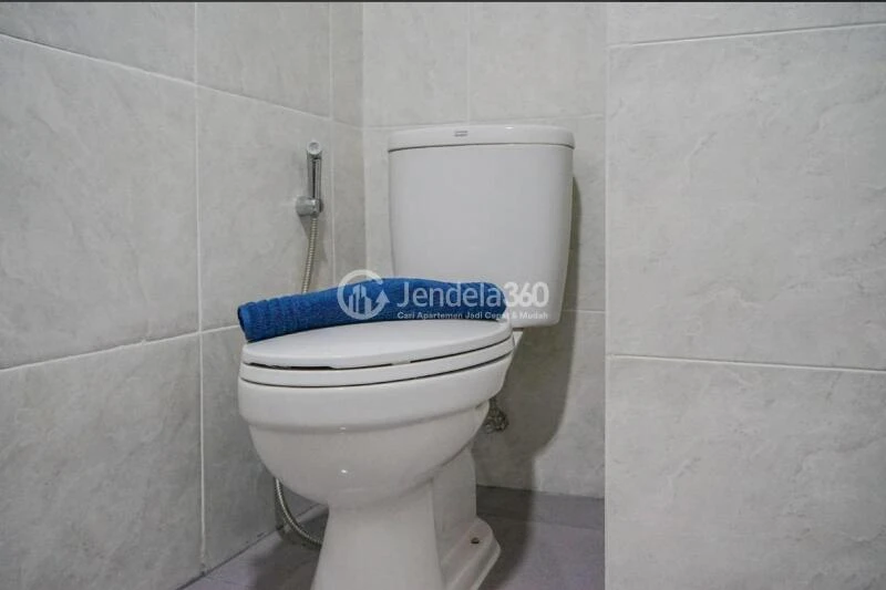 Bathroom Homey Studio Apartment at Parkland Avenue Apartment High Floor