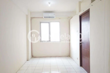 Living Room Relaxed 2BR Apartment at East Park Apartment Low Floor