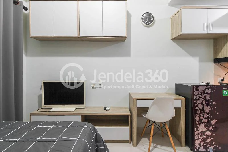 Bedroom Comfy Studio Apartment Near Binus University at Springwood Residence