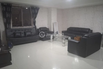 Living Room Cozy 3BR Apartment High Floor with City View at Green Central City Apartment