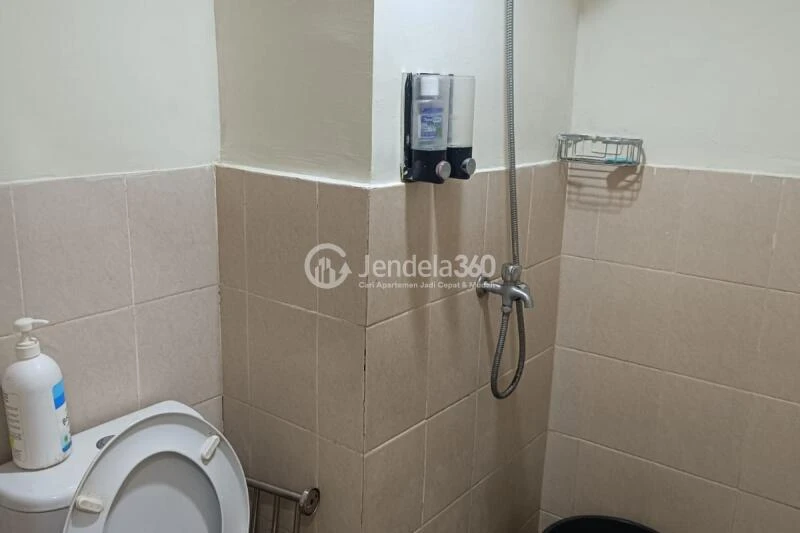 Bathroom 2BR Podomoro Golf View Apartment at Low Floor