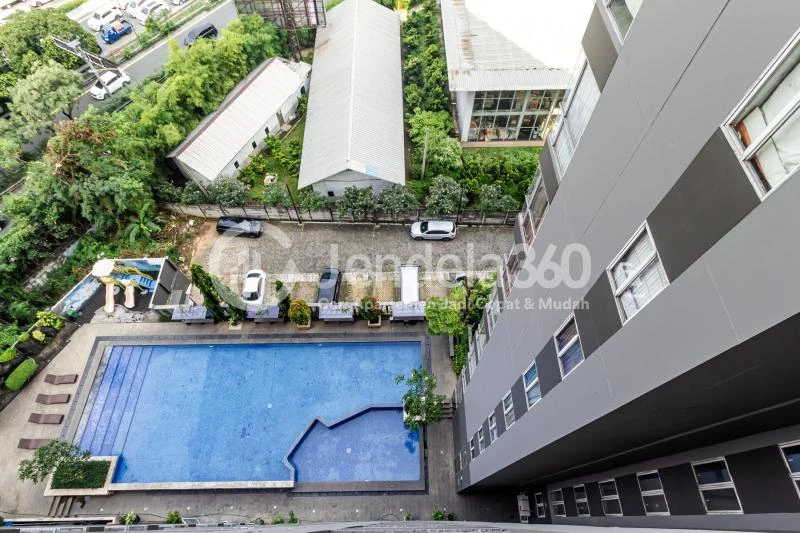 Balcony Homey 1BR Apartment at Westmark Apartment Middle Floor