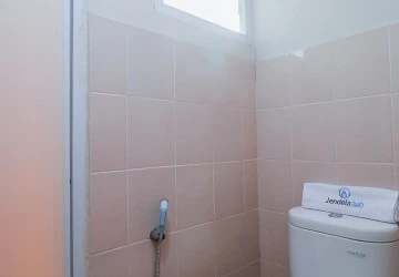 Bathroom Low Floor 2BR Apartment with City View at Green Palm Residence