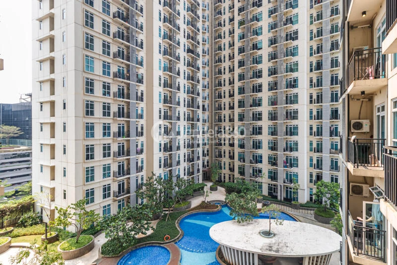 Balcony Comfortable Studio Apartment at Puri Orchard Apartment Low Floor