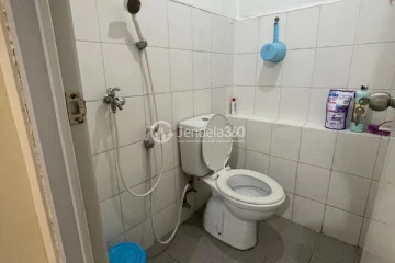 Bathroom Low Floor 2BR Apartment with City View at Kalibata City Apartment