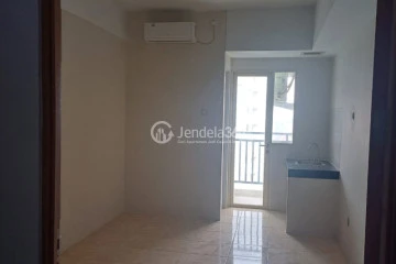 Bedroom Lovely Studio Apartment Middle Floor with City View at Green Lake View Apartment