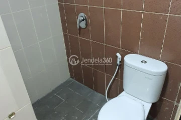 Bathroom Relaxed Studio Apartment Low Floor with  View at Atlanta Residence