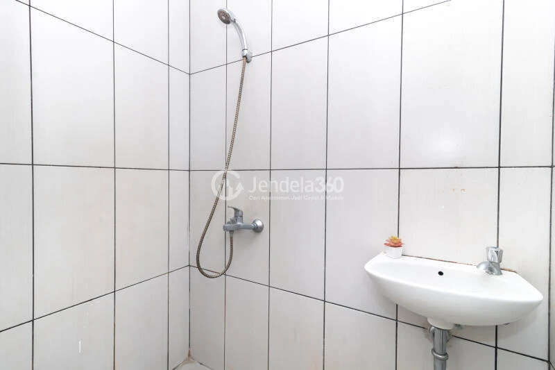 Bathroom High Floor Studio Apartment with City View at Grand Kamala Lagoon Apartment