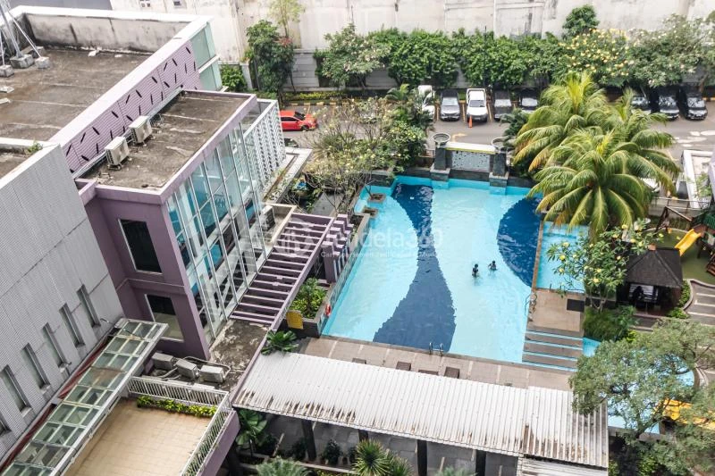 Balcony 1BR Apartment with City View at Lavande Residence