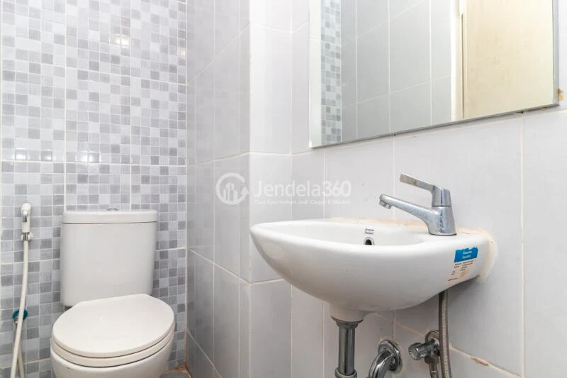 Bathroom Studio Apartment with City View at Tokyo Riverside Apartment