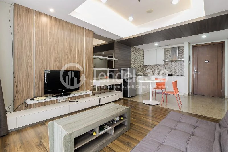 Living Room Comfy 1BR Apartment at Royale SpringHill Residence with Swimming Pool View