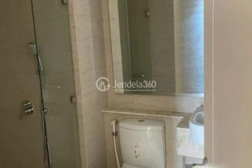 Bathroom 1BR Apartment with City View at Gold Coast Apartment