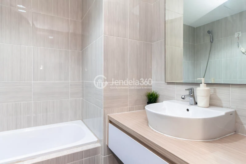 Bathroom Middle Floor 1BR Apartment with City View at Vasanta Innopark Apartment