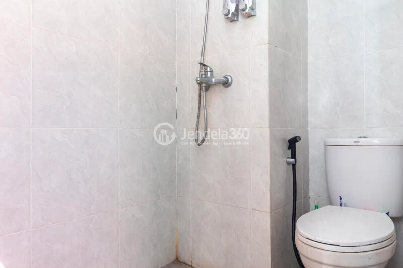 Bathroom Studio Apartment with  View at Parkland Avenue Apartment