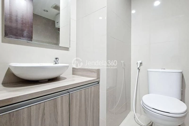 Bathroom Homey Studio Apartment Low Floor with  View at Pesona Depok Square Apartment