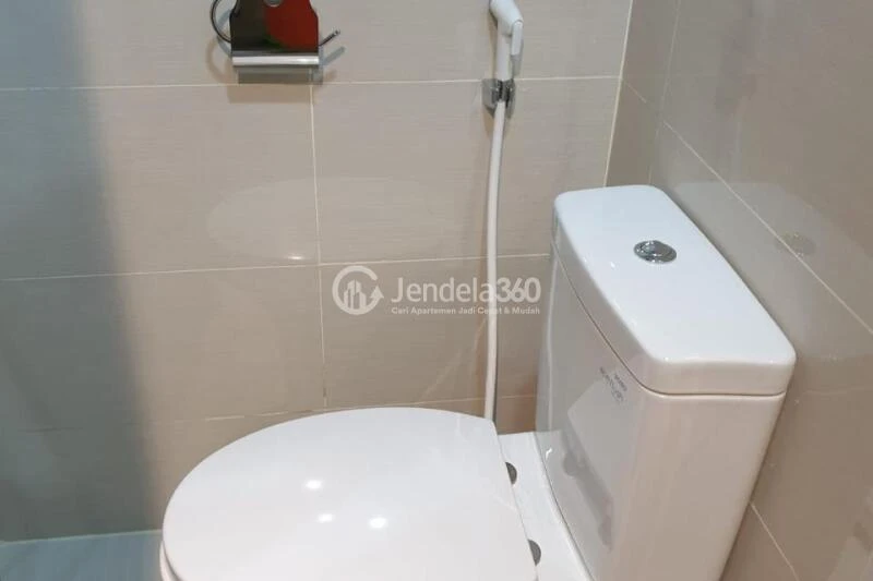 Bathroom Studio Apartment with City View at Green Sedayu Apartment