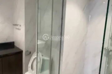 Bathroom High Floor 1BR Apartment with City View at Branz BSD Apartment