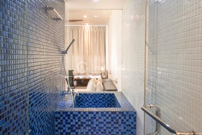 Bathroom 1BR Apartment with Golf Course View at Ecoloft Jababeka Apartment