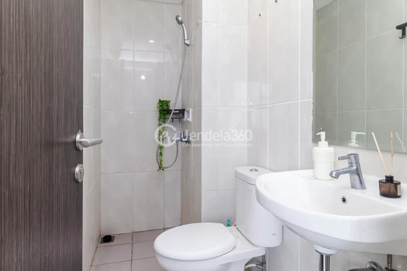 Bathroom Modern 2BR Apartment Middle Floor with City View at Serpong Garden Apartment