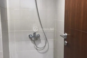 Bathroom Trendy Studio Apartment Middle Floor with City View at Springhill Terrace Residence