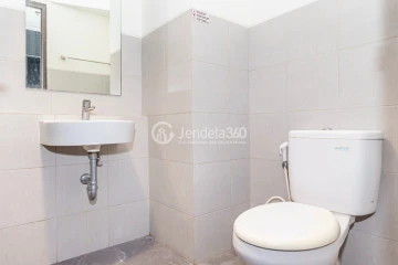 Bathroom Low Floor Studio Apartment with City View at Bintaro Icon Apartment