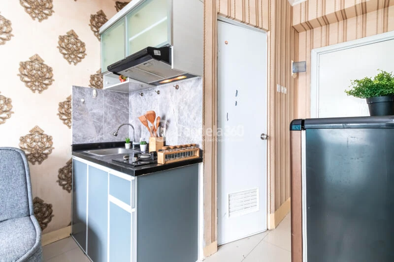 Kitchen High Floor 2BR Apartment with City View at Green Pramuka City Apartment