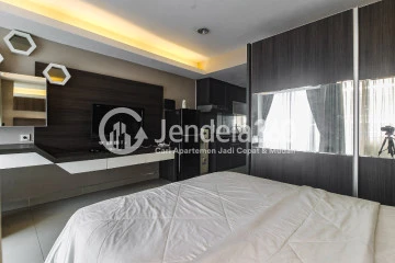 Bedroom Fancy Studio Apartment with City View at Tamansari The Hive