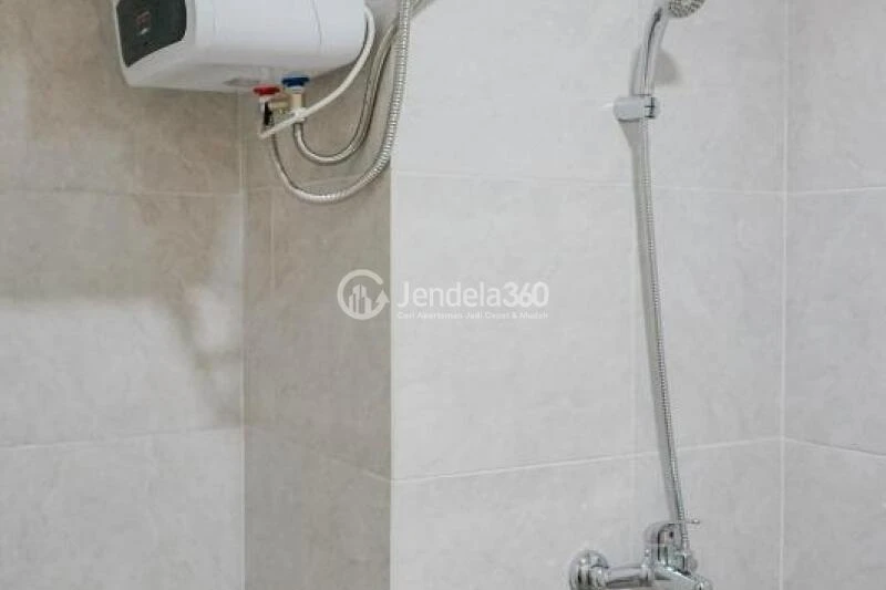 Bathroom Homey Studio Apartment at Parkland Avenue Apartment High Floor