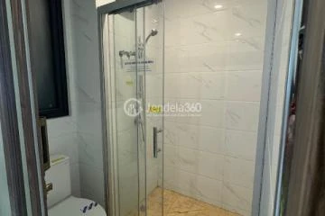 Bathroom 2BR Sky House Alam Sutera Apartment at Low Floor