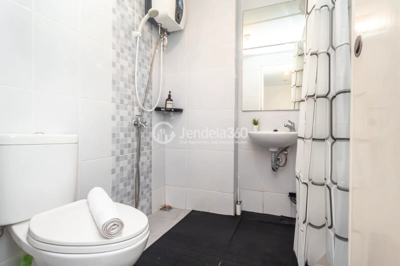 Bathroom High Floor 2BR Apartment with  View at Tokyo Riverside Apartment