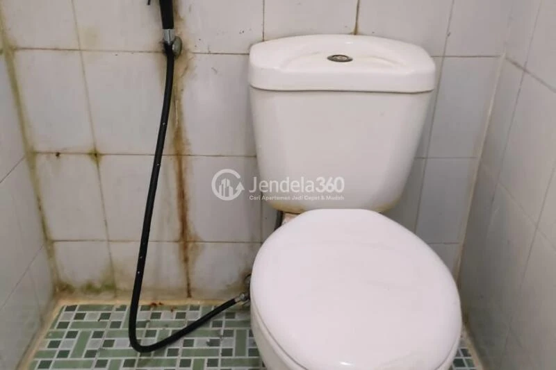 Bathroom Modern Studio Apartment at Casablanca East Residence Low Floor