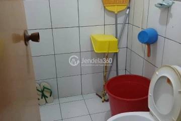 Bathroom 2BR Apartment with City View at East Park Apartment