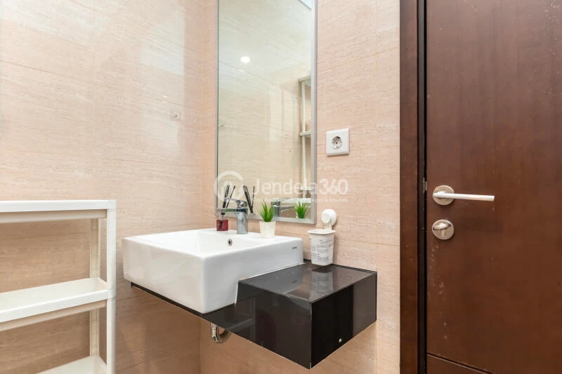 Bathroom 1BR Apartment with City View at AKR Gallery West Residence