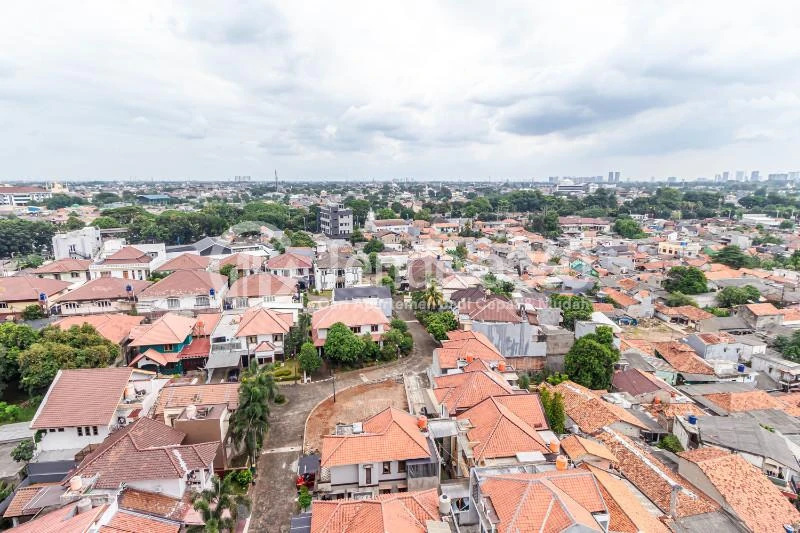 Balcony Middle Floor Studio Apartment with City View at LA Hub City Apartment