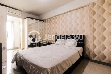 Bedroom Compact Studio Apartment with Relaxing Thematic Park at Bintaro Park View