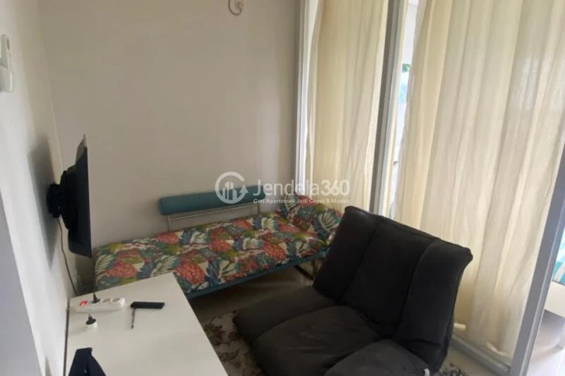 Living Room Affordable 1BR Apartment Low Floor with  View at Atlanta Residence