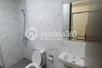 Bathroom High Floor 2BR Apartment with City View at Pacific Garden Apartment