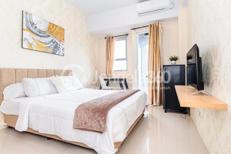 Bedroom Middle Floor Studio Apartment with City View at LA Hub City Apartment