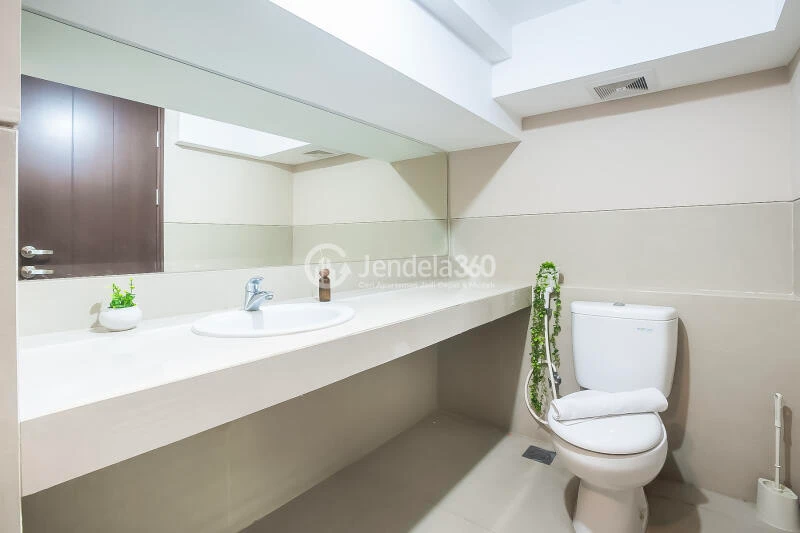 Bathroom Strategic Location 1BR Apartment High Floor with City View at U Residence Karawaci
