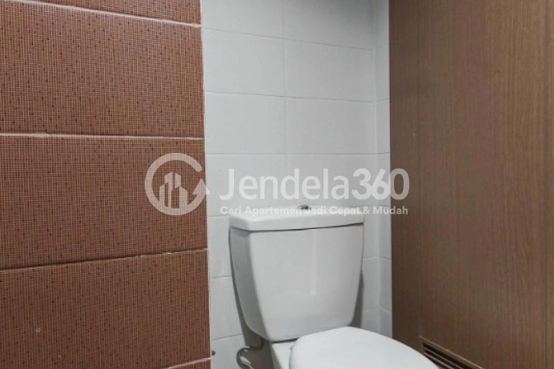Bathroom Studio Puri Orchard Apartment at Tower Orange Groove