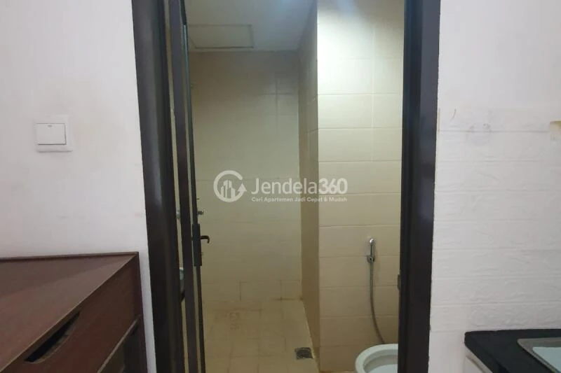 Bathroom High Floor 1BR Apartment with City View at Belmont Residence